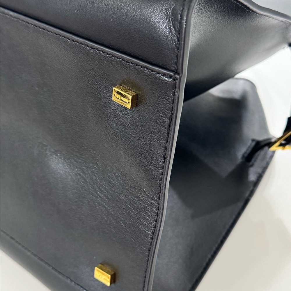 The Row knock off - Classic Black Leather Tote Bag - Structured w/ Gold Hardware - Picture 5 of 11